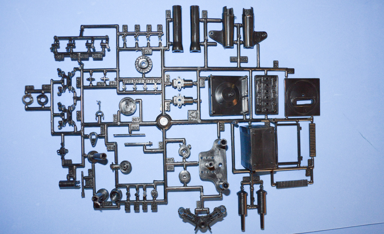 Italeri 4513 1/6 Moto Guzzi V850 California Parts Image 09