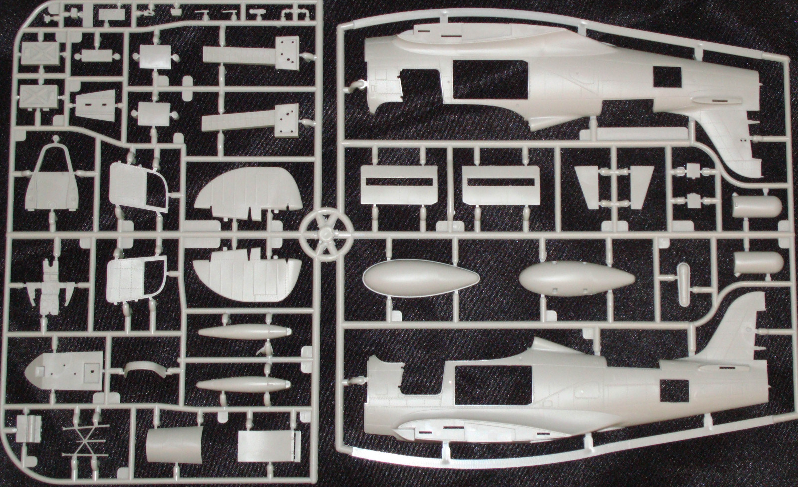 Kitty Hawk Models 32013 1/32 P-39Q/N Airacobra Review Image 01