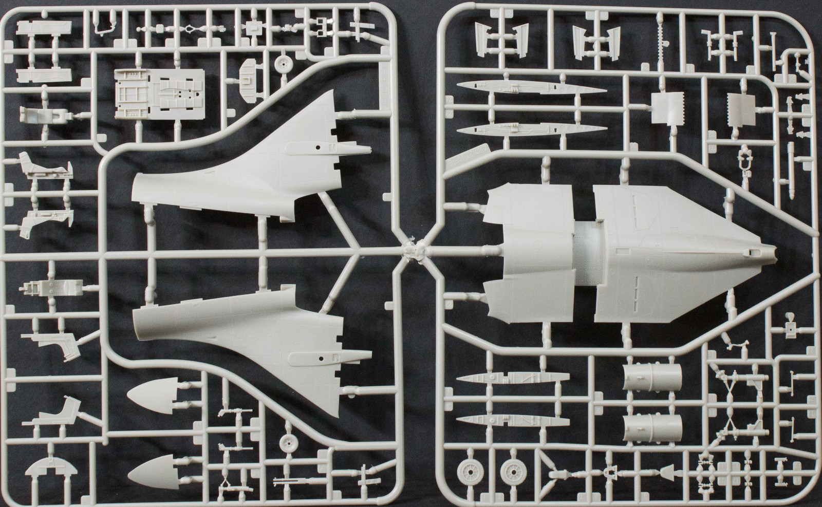 Kitty Hawk Models 80127 1/48 F9F-8/F9F-9P Cougar Review Image 01