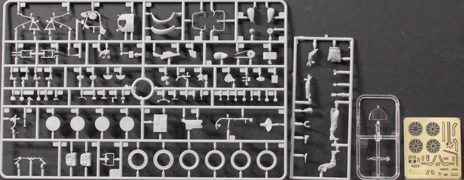 MiniArt 35182 1/35 US Soldier Pushing Motorcycle Parts Image 01