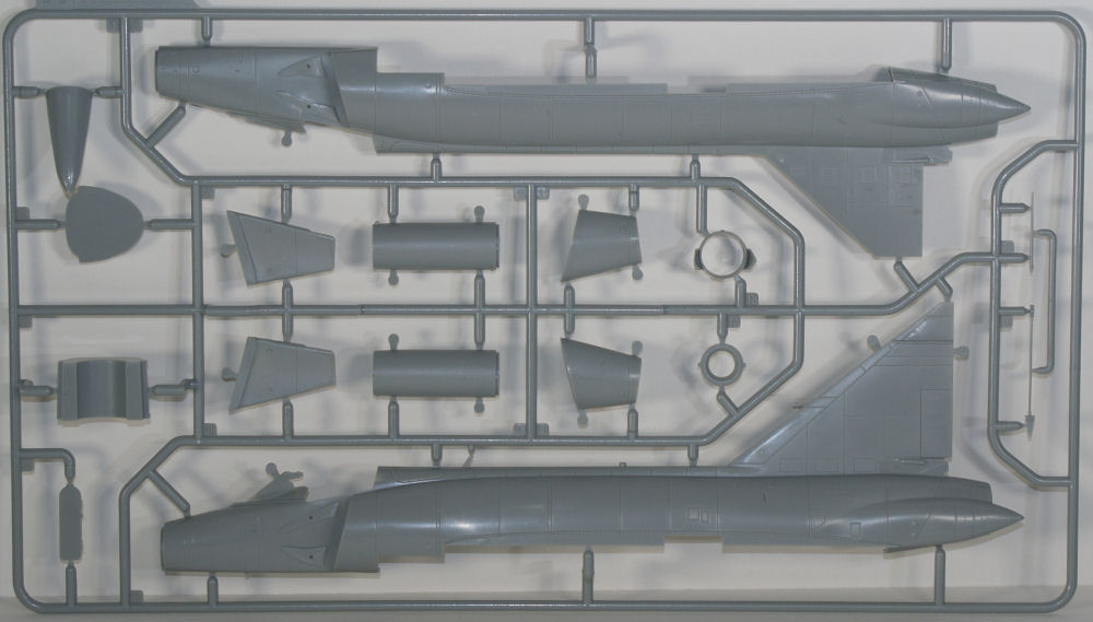 Meng DS003 1/72 Convair F-102A Delta Dart Case X Wing Review Image 01