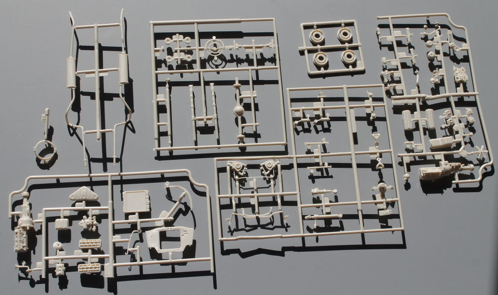 Moebius Models 1201 1/25 1955 Chrysler 300 First Look Parts Image 03