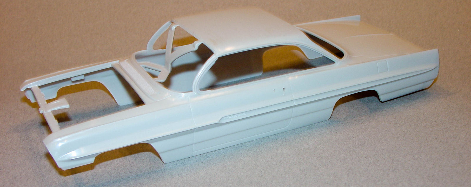 Moebius Models 1211 1/25 1961 Pontiac Ventura First Look Parts Image 01