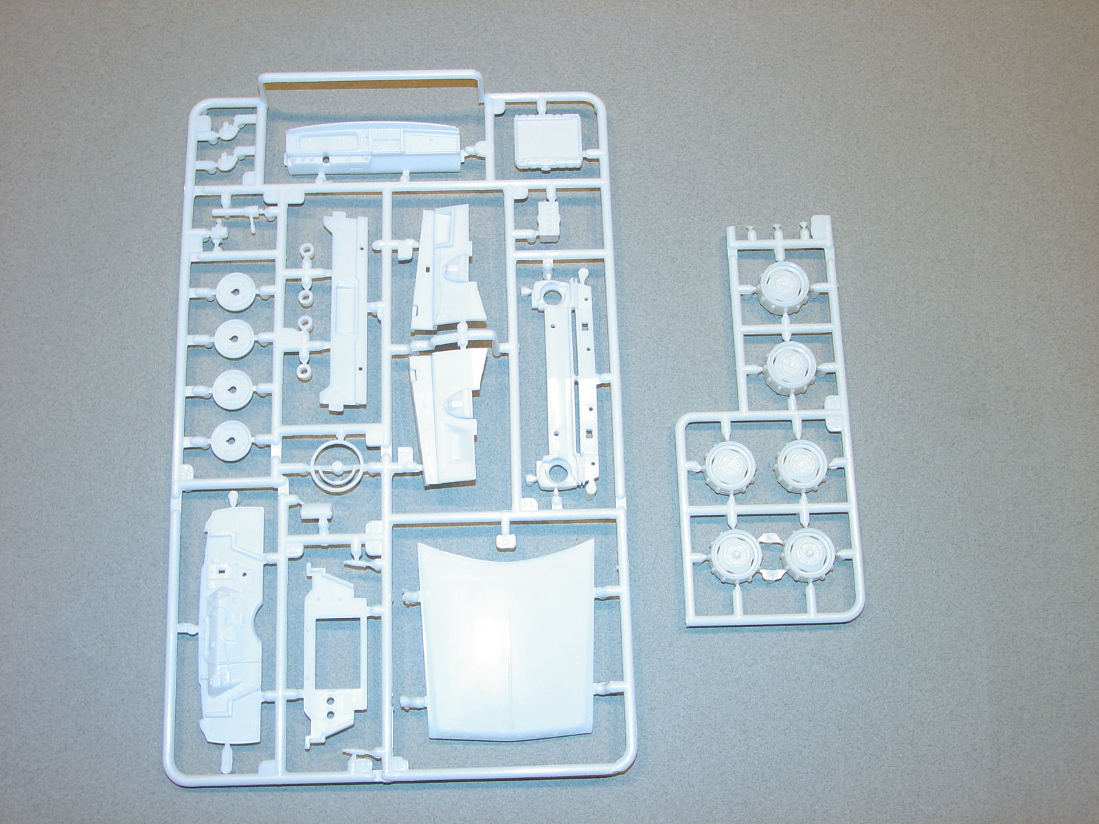 Moebius Models 1218 1/25 1965 Plymouth Belvedere First Look Parts Image 05