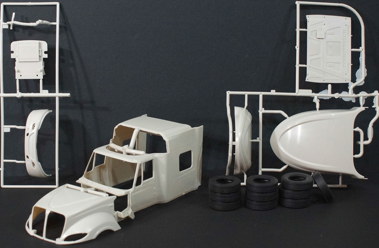 Moebius Models 1301 1/25 International Prostar First Look Parts Image 01
