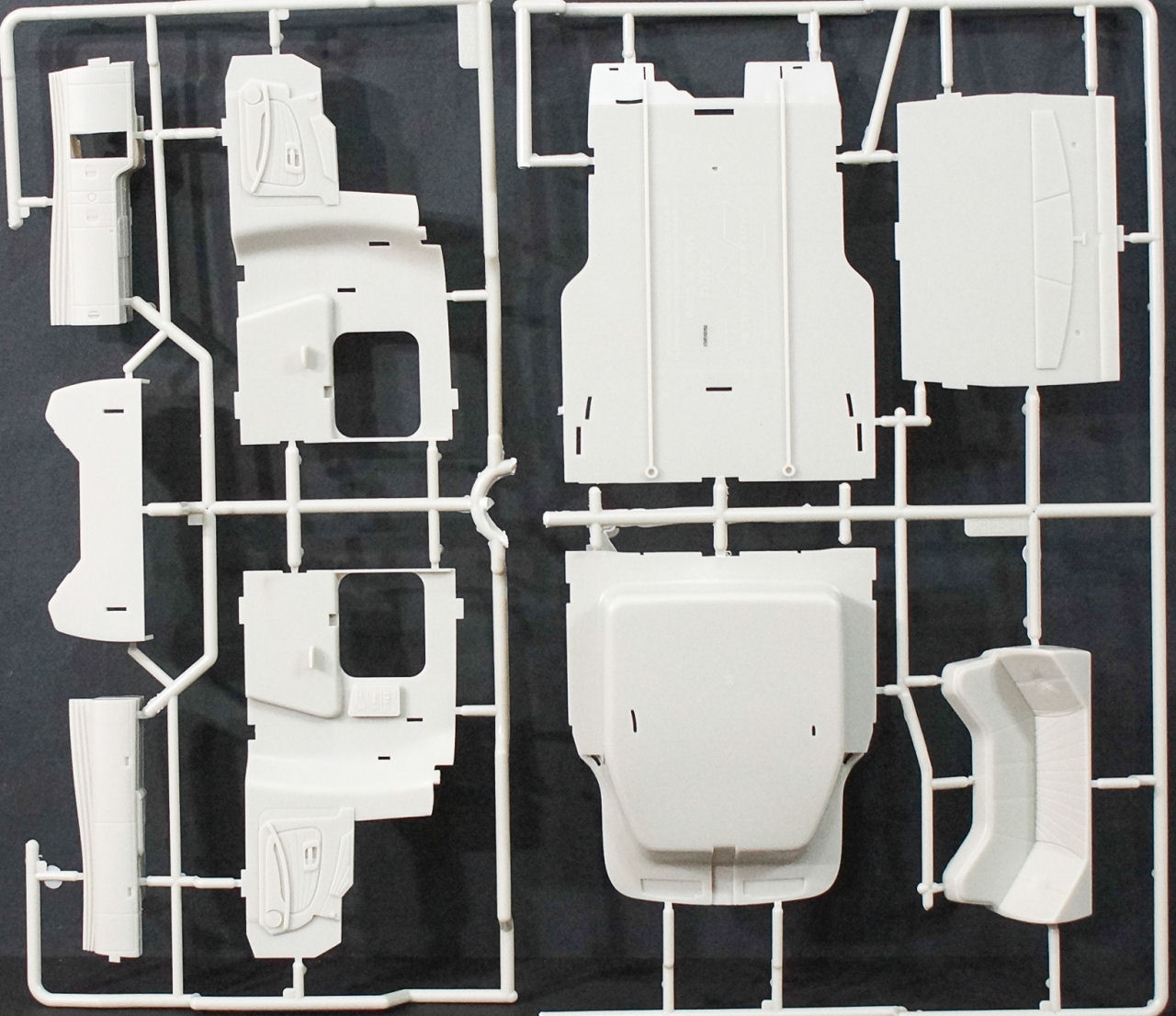 Moebius Models 1301 1/25 International Prostar First Look Parts Image 02