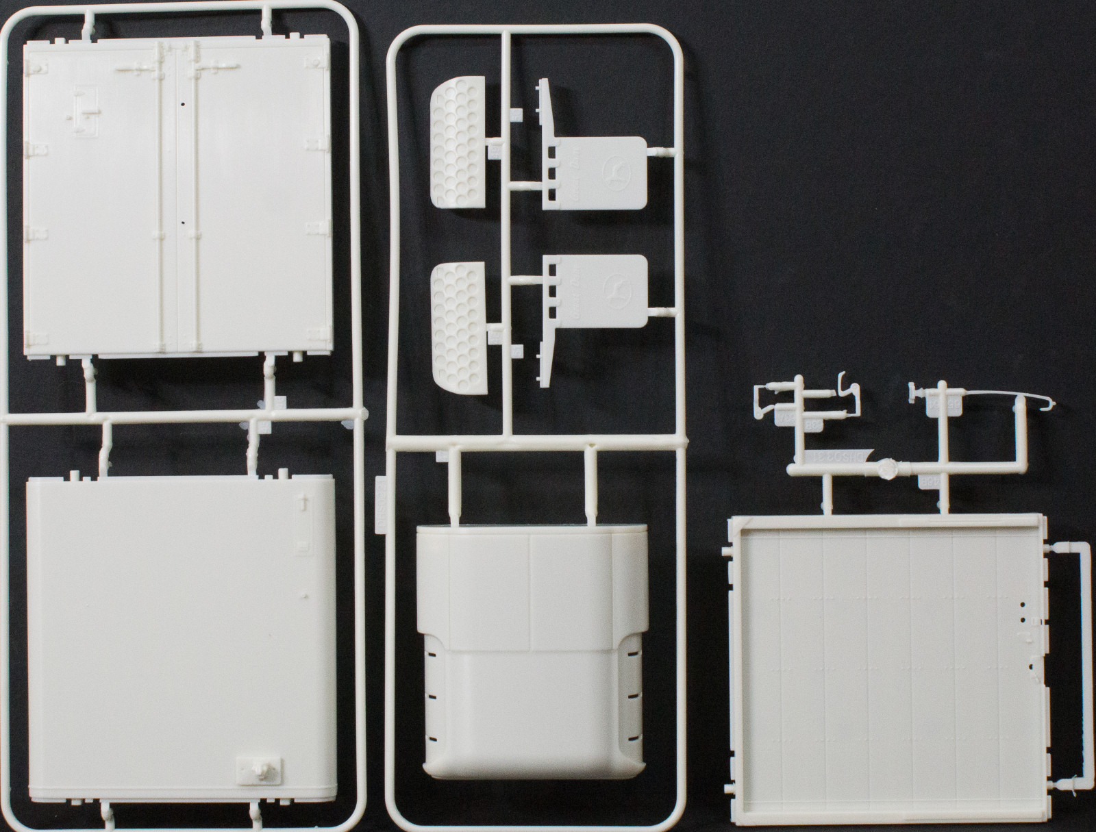 Moebius Models 1303 1/25 53 Foot Smooth Side Trailer First Look Parts Image 02