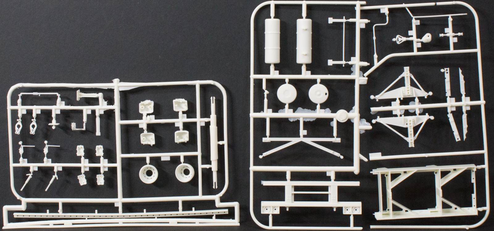 Moebius Models 1303 1/25 53 Foot Smooth Side Trailer First Look Parts Image 03