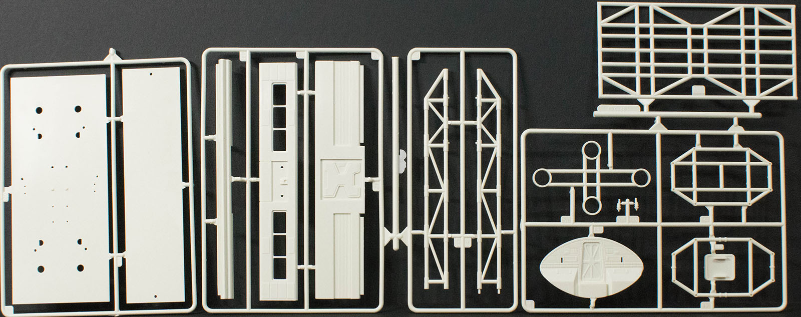 MPC 0825 1/48 Space: 1999 Eagle Transporter First Look Image 01