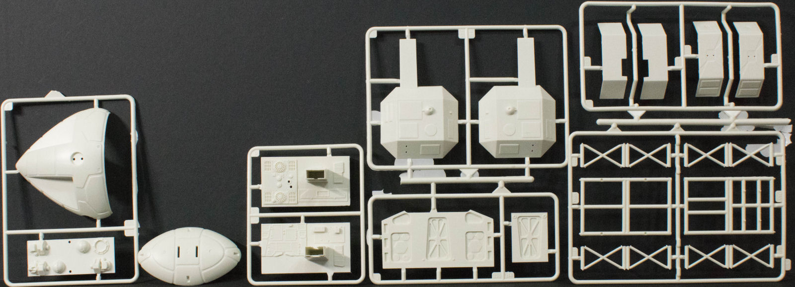 MPC 0825 1/48 Space: 1999 Eagle Transporter First Look Image 02