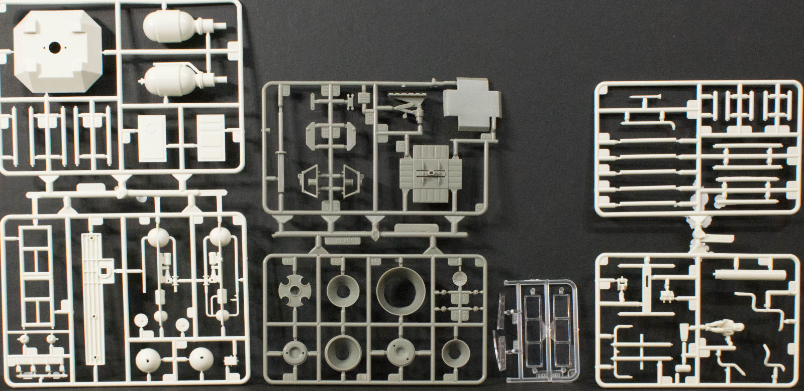 MPC 0825 1/48 Space: 1999 Eagle Transporter First Look Image 03