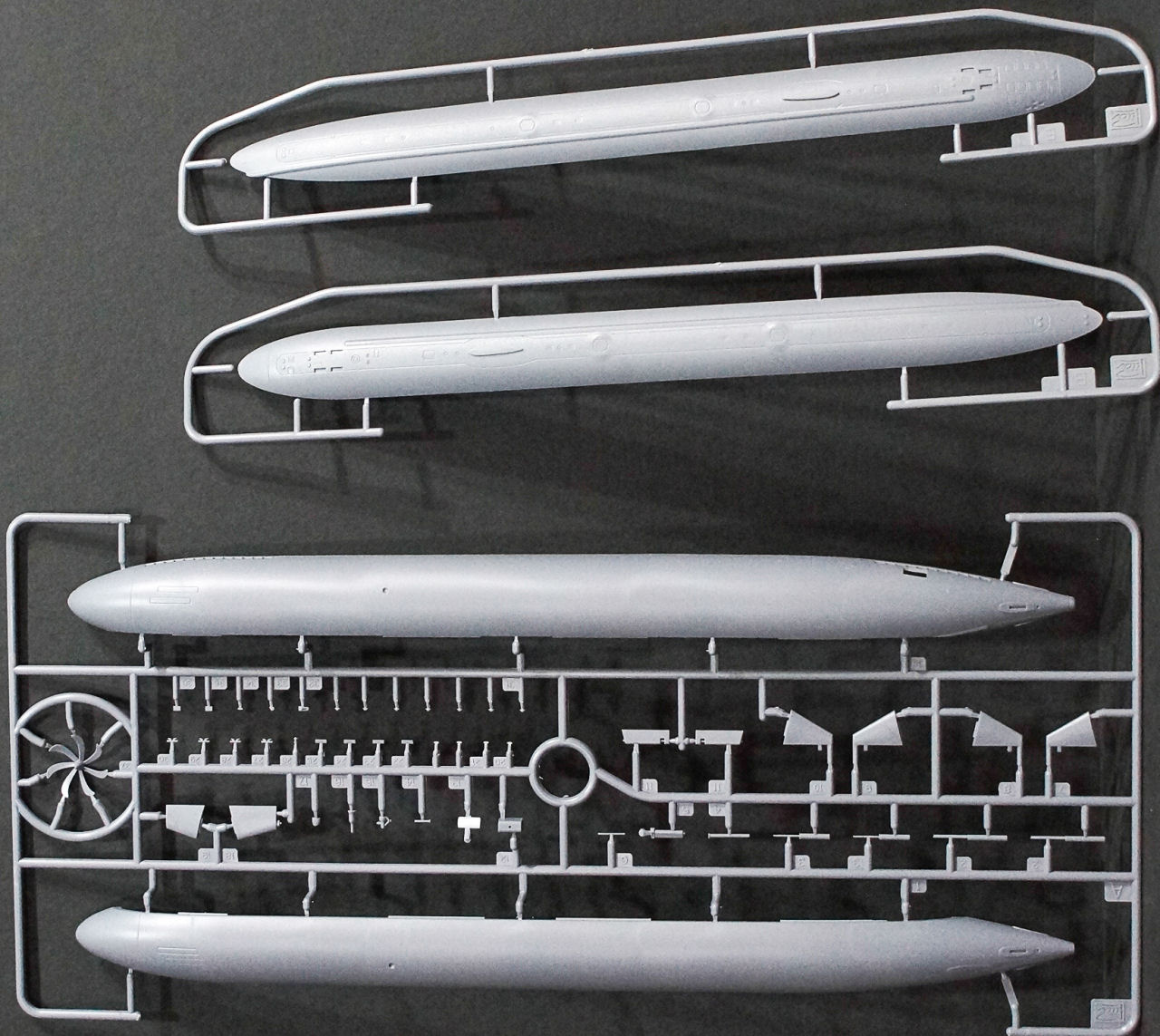 Riich 28008 1/350 Los Angeles Class Submarine w/DSRV Parts Image 01