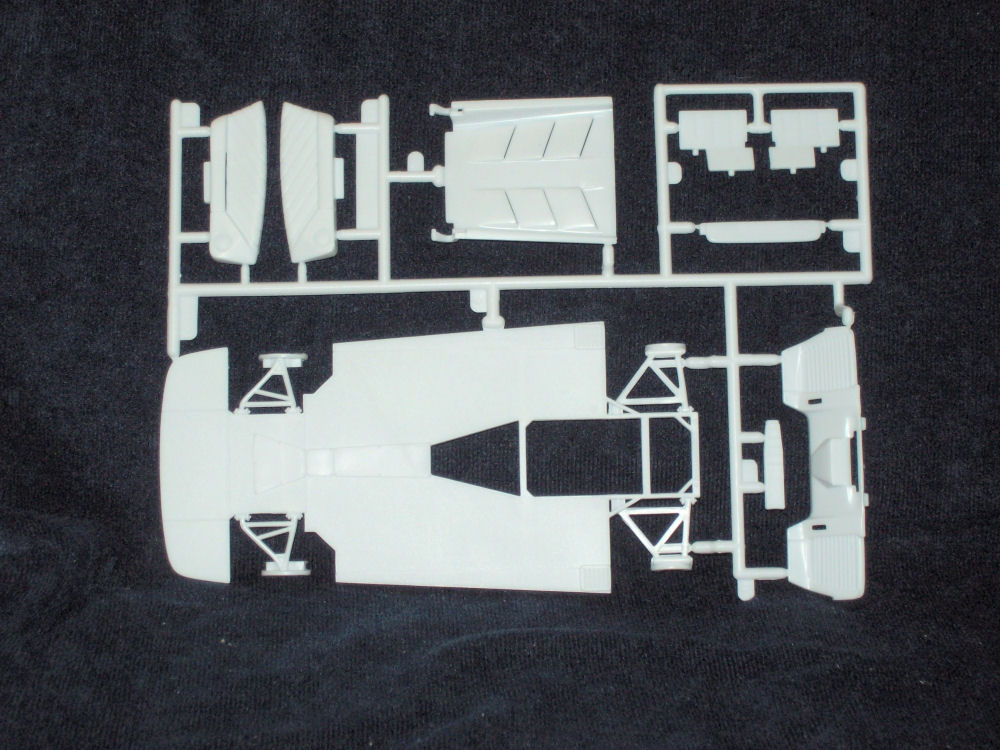 Monogram 85-0889 1/24 Lamborghini Diablo VT Kit Image 03