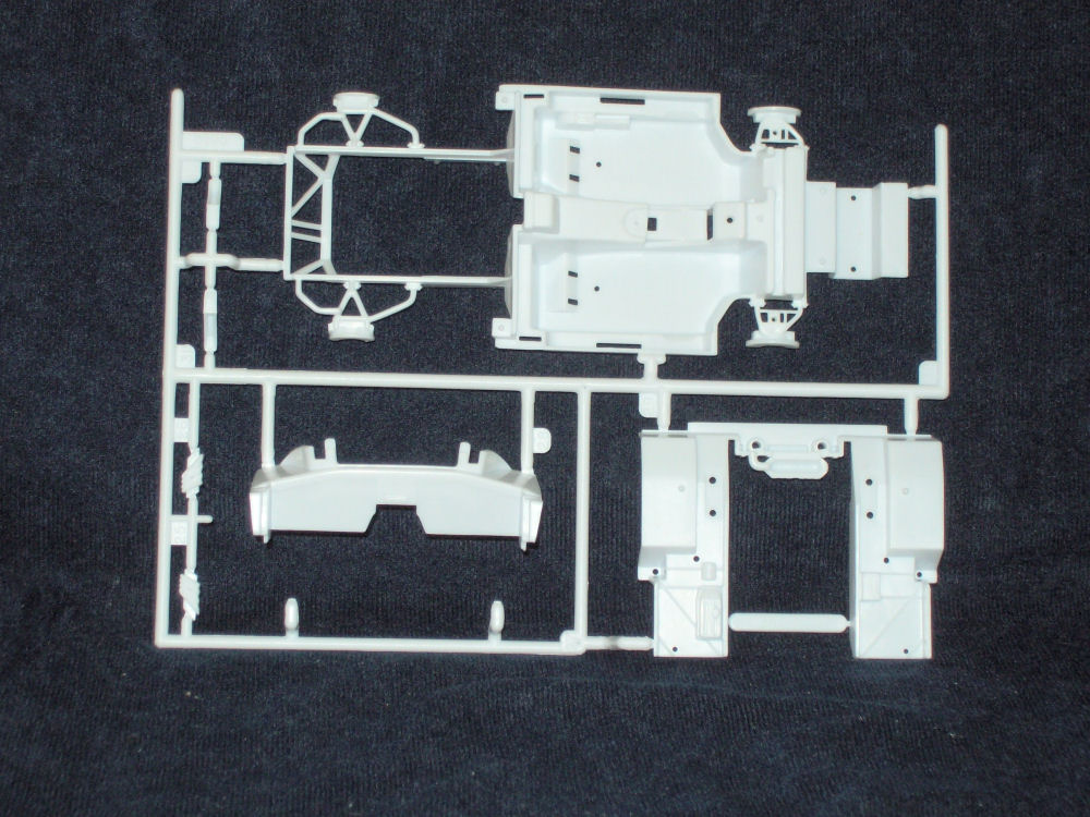 Monogram 85-0889 1/24 Lamborghini Diablo VT Kit Image 05