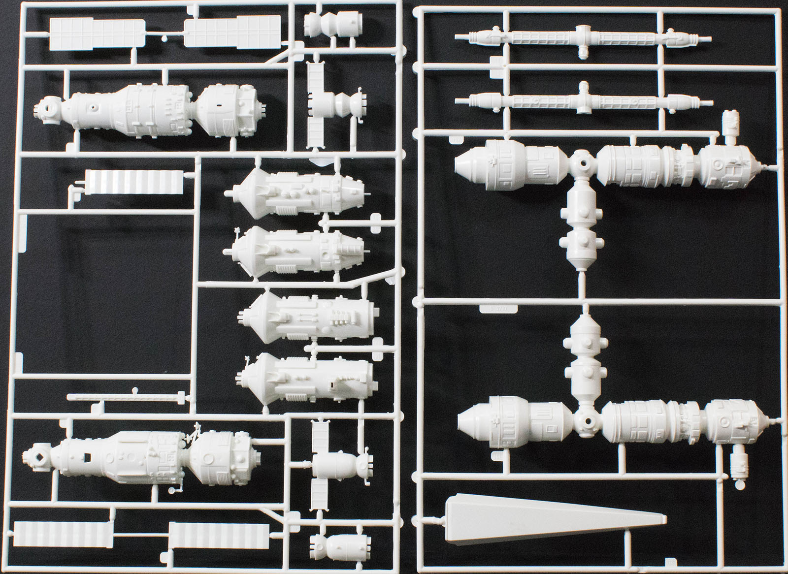 Revell 3628 1/144 Armageddon Russian Space Center Kit Image 02