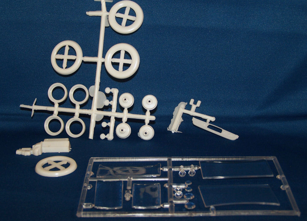 Revell 85-4928 1/24 '40 Ford Custom Pickup Truck Kit Image 04