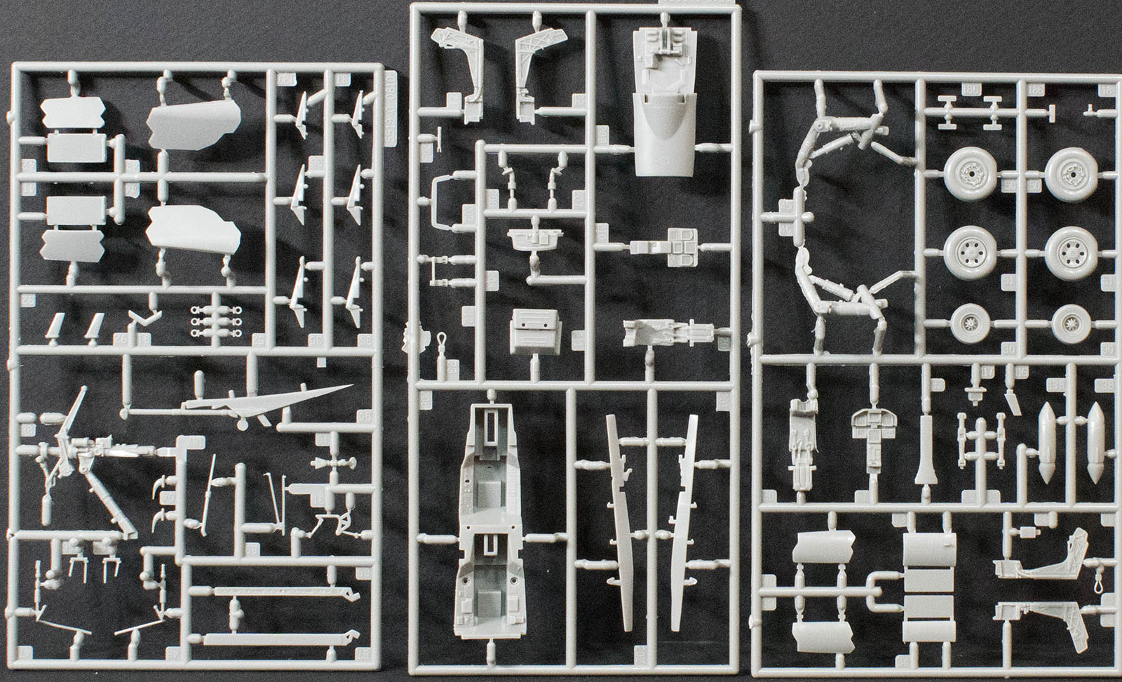 Revell 85-5532 1/48 F/A-18F Super Hornet Kit Image 04