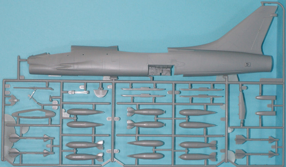 Revell 85-5863 1/48 F-8 Crusader Kit Image 01