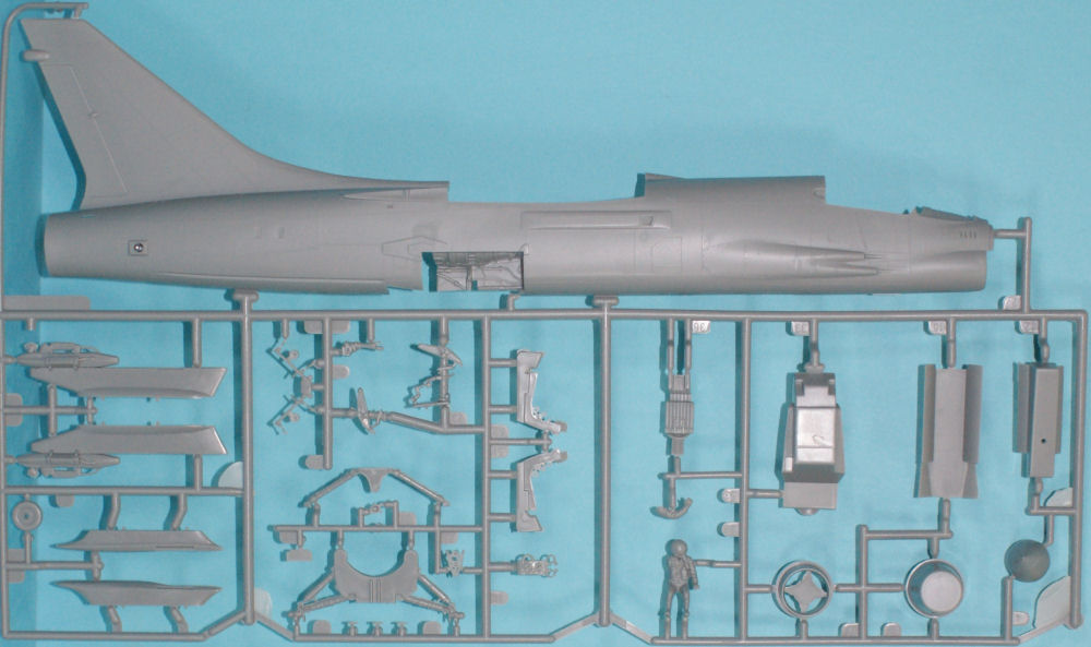 Revell 85-5863 1/48 F-8 Crusader Kit Image 02