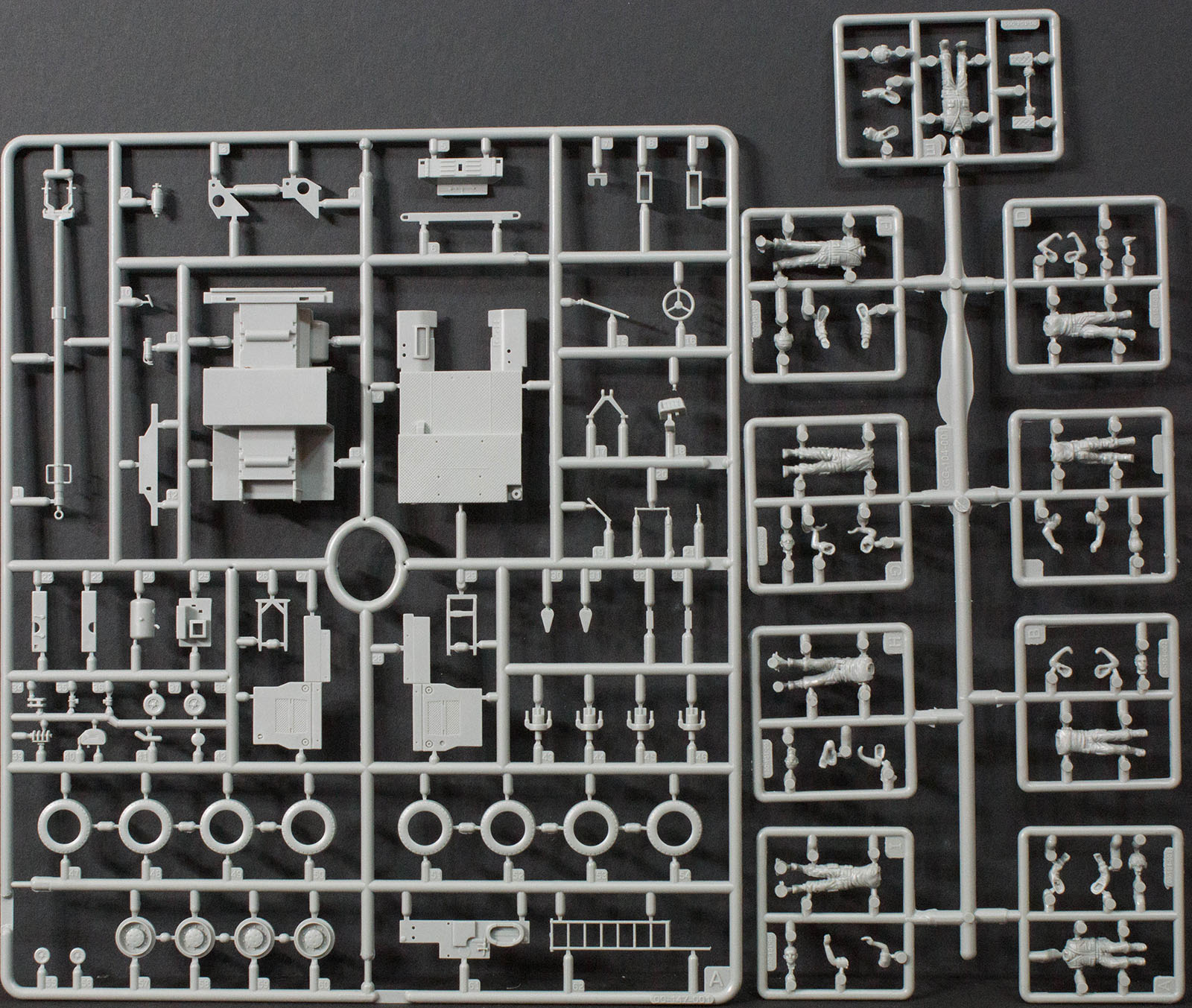Skunkmodels 1/48 Royal Navy Tow Tractors w/Crew Parts Image 01