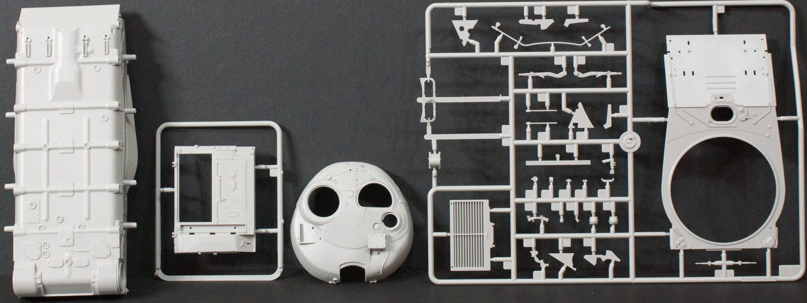 Trumpeter 05521 1/35 T-64B Model 1984 MBT Parts Image 01