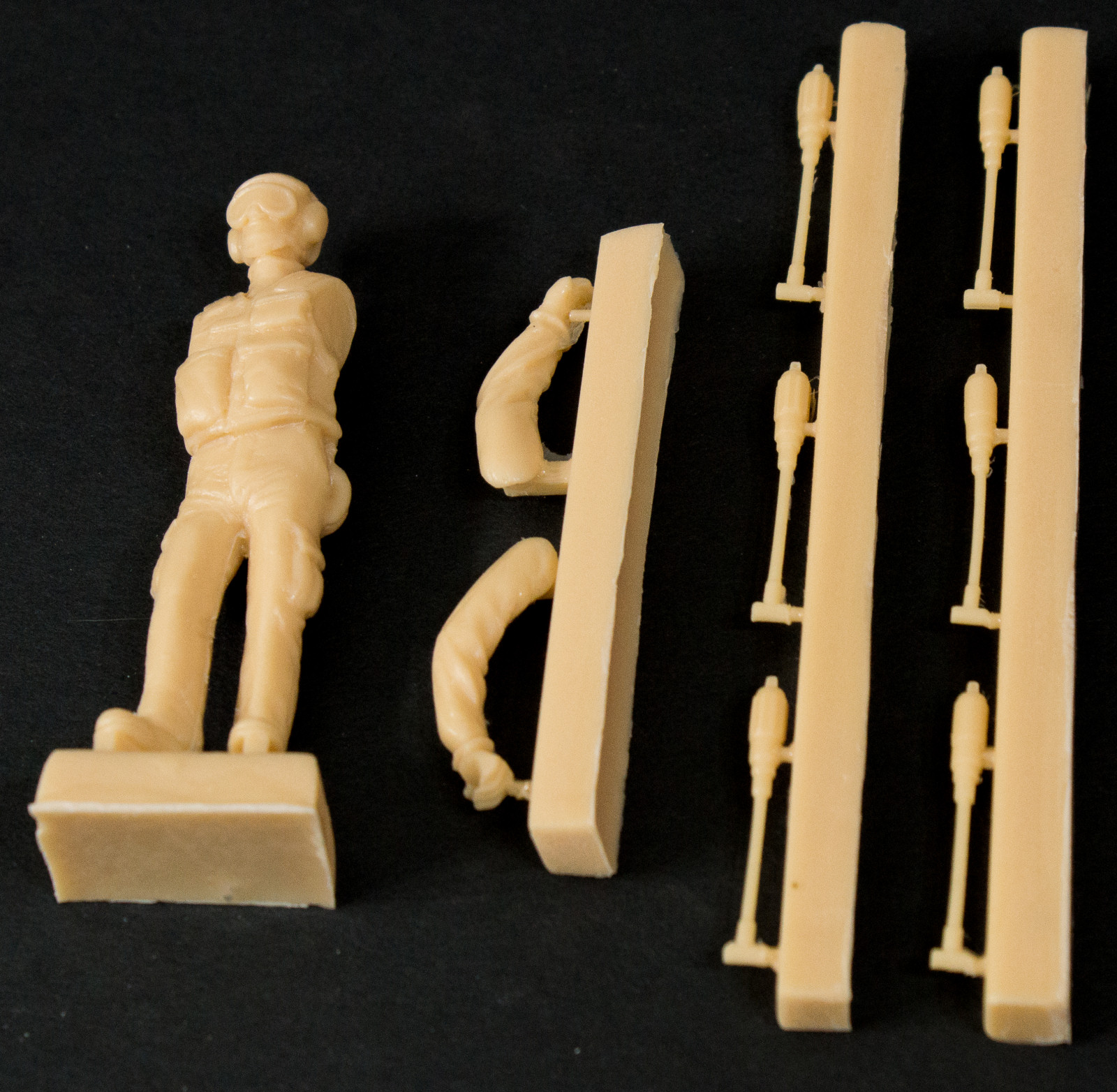 videoaviation.com 141232 1/32 USN Crew Figure w/Holdback Image 01