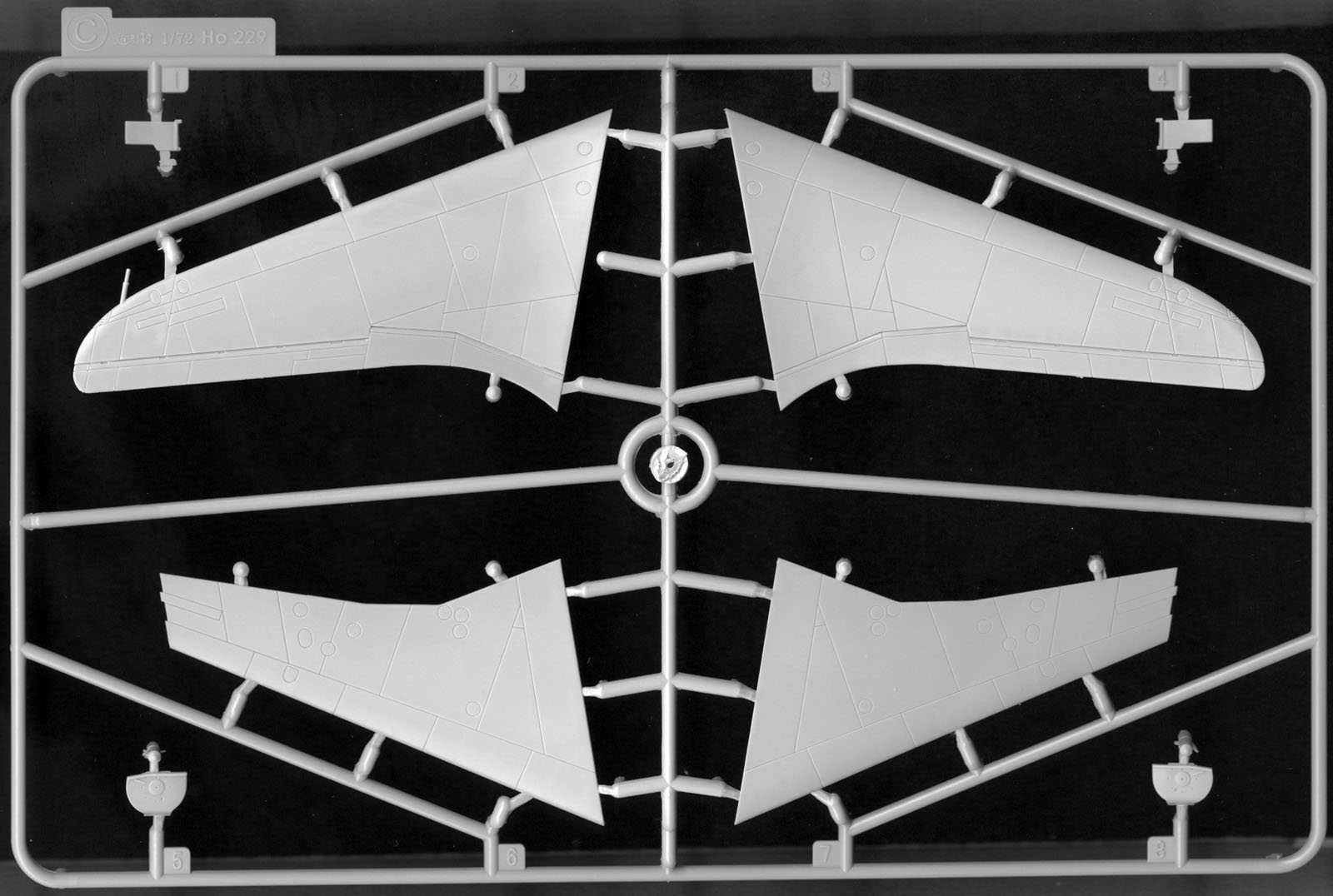 Zoukei-Mura Inc. 72001 1/72 Horten Ho 229 Parts Image 02