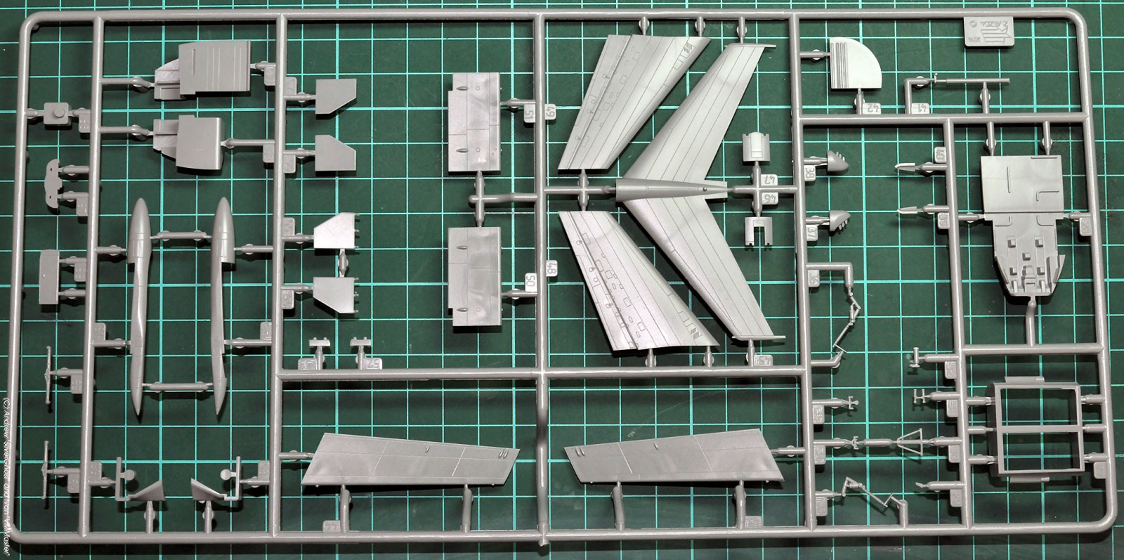 Zvezda 7013 1/144 Il-62M Kit Image 05