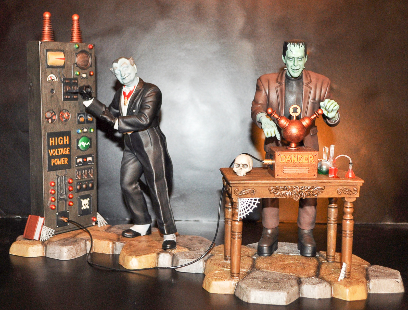 CultTVman Science Fiction 2014 - 1/9 Herman and Grandpa Munster Image A083_01