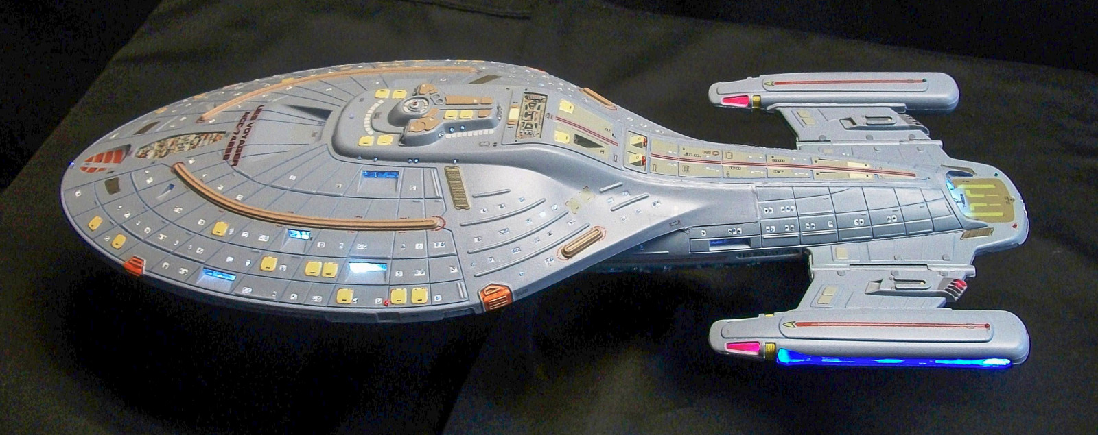 CultTVman Science Fiction 2014 - 1/677 USS Voyager Image A146_01