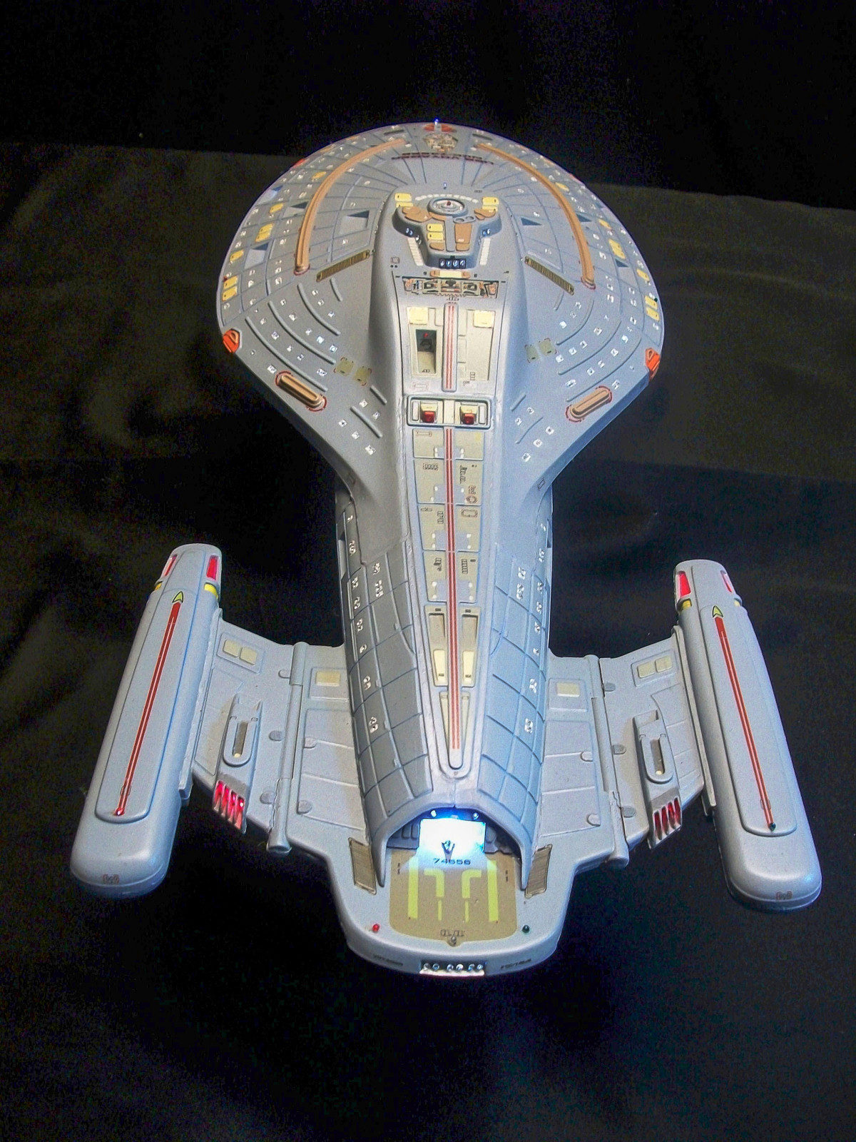 CultTVman Science Fiction 2014 - 1/677 USS Voyager Image A146_03