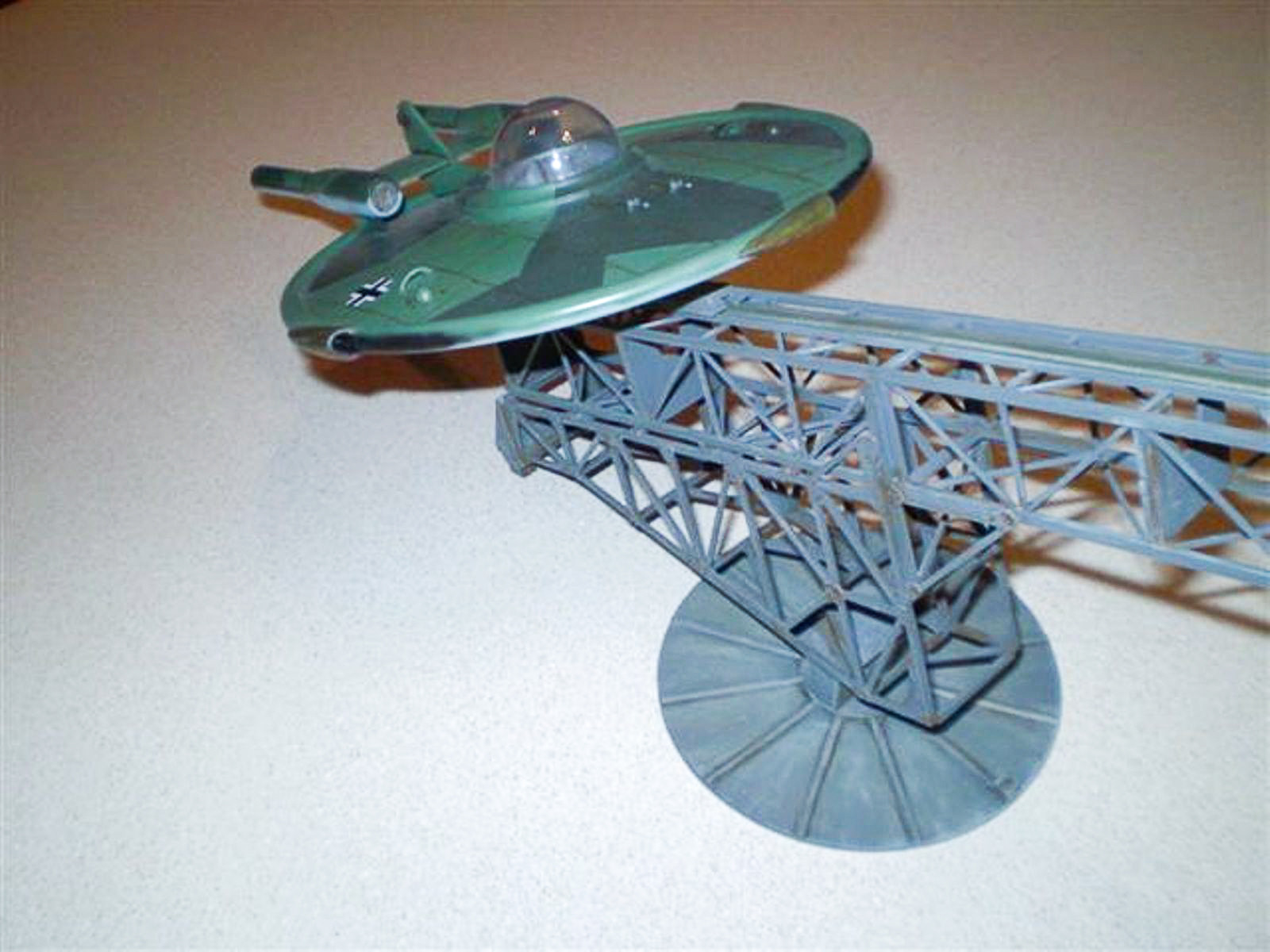CultTVman Science Fiction 2014 - 1/48 WWII German Saucer Image A152_02