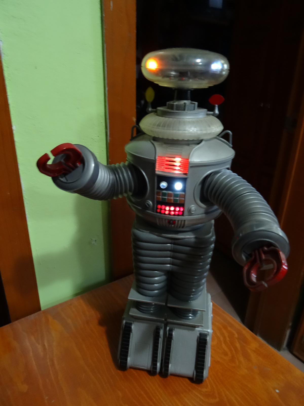 CultTVman Science Fiction 2014 - 1/5 Robot B9 (YM-3) Image A196_01