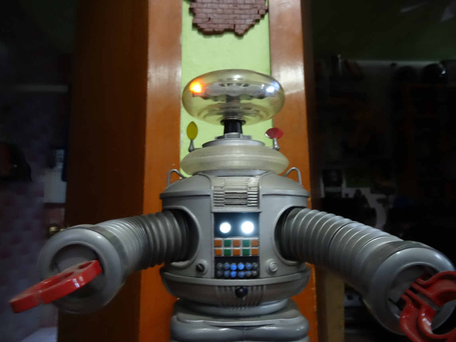 CultTVman Science Fiction 2014 - 1/5 Robot B9 (YM-3) Image A196_02