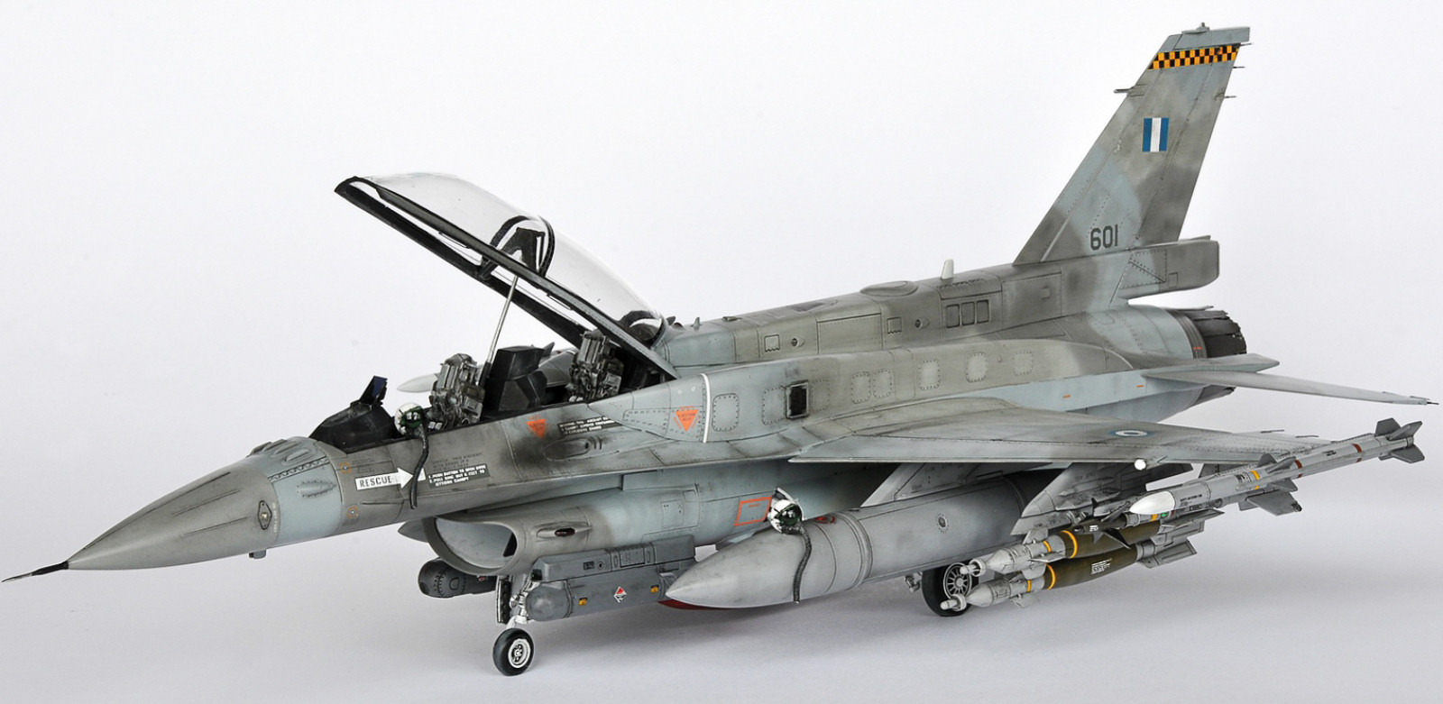 Kinetic Models/Lucky Model Contest 2014 - 1/48 F-16D Fighting Falcon Image A038_01