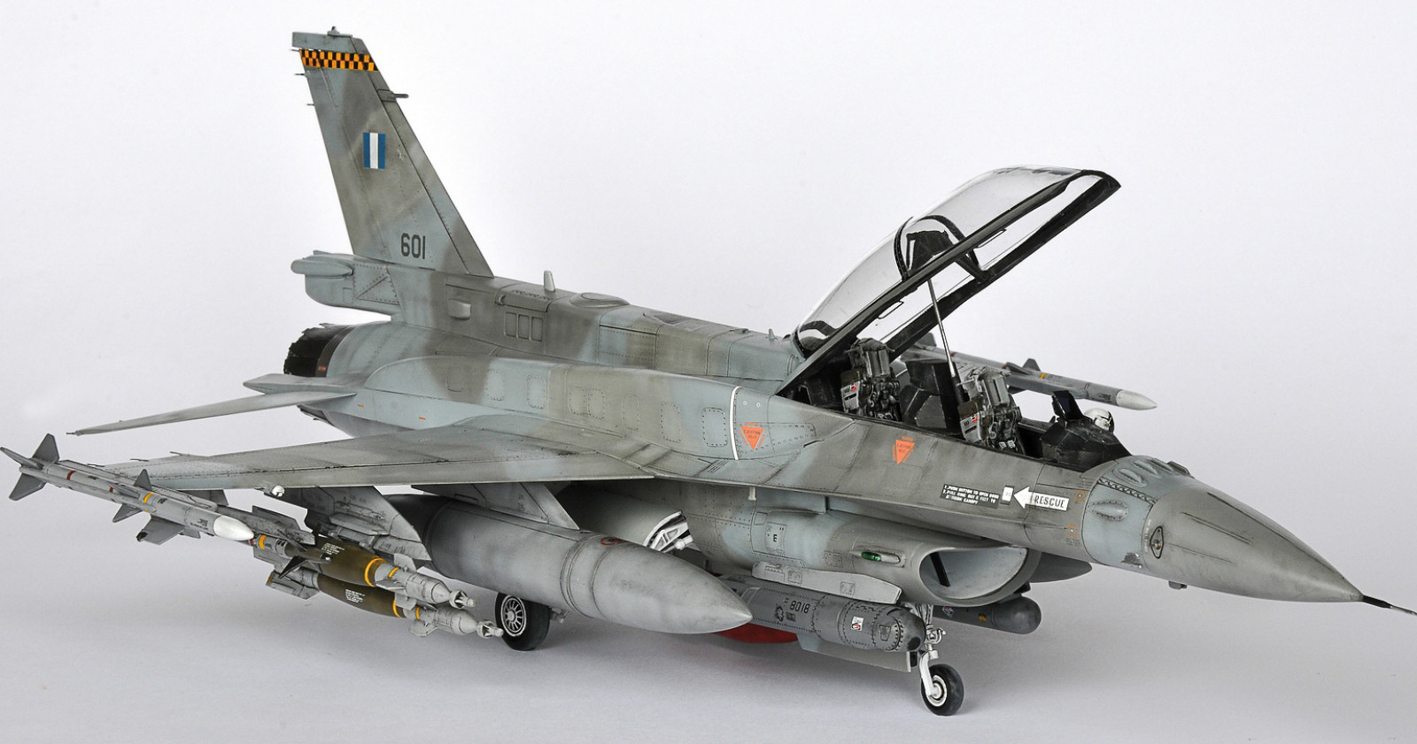 Kinetic Models/Lucky Model Contest 2014 - 1/48 F-16D Fighting Falcon A038_03