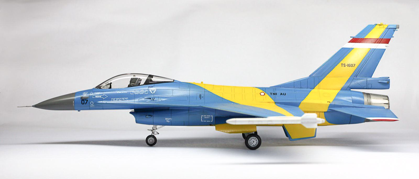 MRC/Academy Contest 2013 - 1/48 F-16A Fighting Falcon Image A036_01